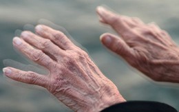 Hướng dẫn giảm run tay chân ở người già không dùng thuốc