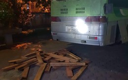 Hà Tĩnh: Bắt xe khách chở gỗ lậu từ Lào về Việt Nam
