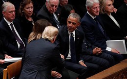 Bà Hillary 'phớt lờ' ông Trump ở đám tang cố tổng thống Bush