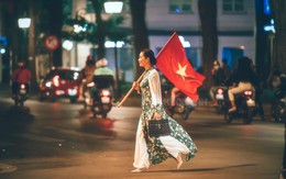 Câu chuyện đầy cảm xúc phía sau hình ảnh NSƯT Chiều Xuân diện áo dài, vác cờ 'đi bão' đang hot nhất MXH