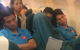 Vừa thương, vừa buồn cười hình ảnh Duy Mạnh trùm kín chăn ngủ trên máy bay tới Malaysia