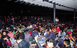CĐV Malaysia cắm trại xuyên đêm mua vé lượt đi, CĐV Việt Nam lùng sục mua vé lượt về