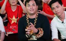 Đại gia đeo 13kg vàng cổ vũ tuyển Việt Nam hé lộ việc giàu có sau 1 đêm, bị bác sĩ chửi tâm thần