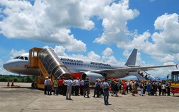 Khách liều lĩnh hút thuốc ngay cạnh động cơ tàu bay triệu đô