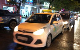 Taxi truyền thống, công nghệ 'tê liệt' ngày Hà Nội chuyển mưa rét