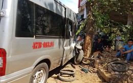 Tránh xe đạp điện, ôtô khách tông 4 xe máy rồi lao vào nhà dân