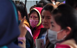 Công nhân ăn mì gói cầm cự chờ công ty trả lương trước ngày Tết