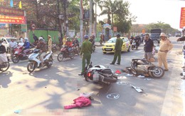 2 xe máy va chạm kinh hoàng, cô giáo nguy kịch ngay trước nhà nhưng người thân không nhận ra