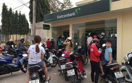 Không gì khổ hơn rút tiền cận Tết: 'Rồng rắn' hàng giờ ở cây ATM, đến lượt thì máy hết tiền!