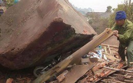 Đá khổng lồ rơi đè sập nhà dân ở Hòa Bình