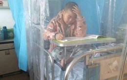 Nam sinh mắc ung thư làm bài thi trên giường bệnh