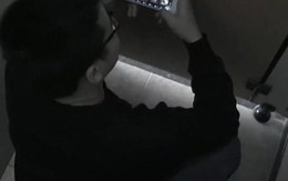Vừa đi vệ sinh vừa say sưa chơi game, người đàn ông bị rơi ruột ra bên ngoài