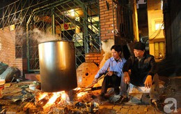 Chuẩn bị cho ngày Tết, người thành phố rủ nhau nấu bánh chưng ngay ngoài vỉa hè