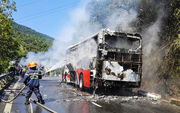 Cháy xe khách trên đèo Hải Vân, gần 30 người thoát nạn