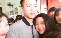Phan Văn Đức U23 về quê nhà, hàng trăm cô gái 'bao vây' để chụp ảnh và... hôn trộm
