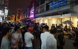 Đại úy cảnh sát rơi từ tầng một xuống đất khi vây bắt giang hồ