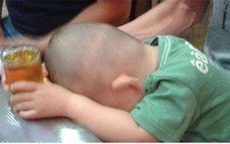 Đi ăn liên hoan cùng ông ngoại, bé trai bị "ép" uống rượu bia tới hôn mê bất tỉnh