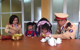 Hà Nội: 2 em nhỏ bị lạc tại bến xe Nước Ngầm được giúp tìm về với gia đình