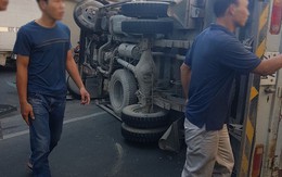 Xe tải gãy nhíp lật ngang đường: Thần chết mải ăn Tết, hai cha con thoát chết thần kỳ