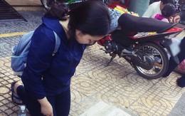 Nữ sinh viên quỳ gối bên đường xin lại giấy tờ sau khi bị mất ví trên xe buýt ở Sài Gòn