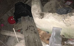 Chụp ảnh lưu niệm trước khi căn nhà cổ bị phá dỡ, 6 người trong nhà bất ngờ bị mắc kẹt bên trong