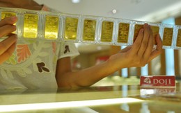 Dân mua vàng lỗ nặng vì vàng rớt giá thảm sau ngày Thần Tài