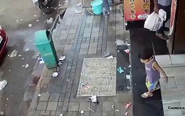 Bé gái bị bắt cóc trong chớp mắt khi chơi trước cửa hàng