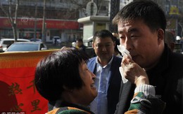 Con 5 tuổi bị mất tích trước cổng bệnh viện, mẹ nguyện làm lao công ở đó suốt 27 năm, cuối cùng nỗ lực đã được đền đáp
