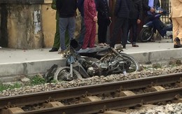 Hà Nội: Qua đường ray bất cẩn, người đàn ông đi xe máy bị tàu hoả kéo lê 20 mét tử vong tại chỗ