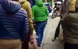 Hà Nội: Tóm gọn một thanh niên nghi xông vào cửa hàng trên phố Hàng Trống, mở tủ 'cướp' Ipad