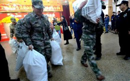 Nhân viên công ty thép vác bao tải đi lĩnh thưởng Tết