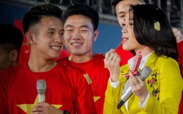 Hành động đáng yêu của Mỹ Tâm khi được cầu thủ U23 Việt Nam tặng quà