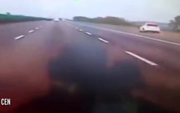 Cãi nhau với bạn trai, cô gái nhảy ra khỏi xe ở vận tốc gần 100 km/h