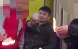 Hai người đàn ông lấy cả tập tiền ra đốt để xem ai giàu hơn