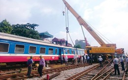 Kinh hoàng xe 4 chỗ húc gãy barie lao vào tàu hỏa