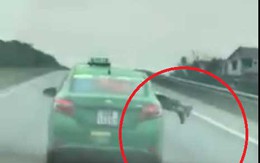 Taxi hất công an lên nóc ca pô, lao vun vút trên cao tốc