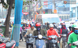 Cận Tết nguyên đán, Hà Nội ùn tắc kinh hoàng từ ngõ ra phố, người dân vác cả xe qua dải phân cách