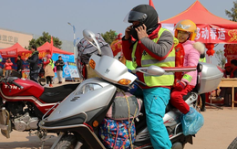 Bố buộc con sau xe máy cùng đống hành lý ngổn ngang, cùng dòng người vượt 500km về quê ăn Tết