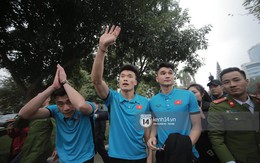 Anh em Tiến Dũng và trung vệ Lê Văn Đại về với gia đình sau lễ diễu hành, gửi lời cảm ơn đến người dân Thanh Hóa