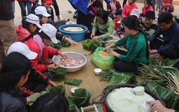 Thầy trò góp tiền gói bánh chưng tặng học sinh nghèo