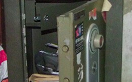 Thuê thợ đến phá két sắt nhà hàng xóm