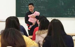 Giảng viên bế con cho sinh viên làm bài thi