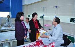 Nguyên Phó chủ tịch nước Nguyễn Thị Doan trao quà Tết cho bệnh nhân ung thư