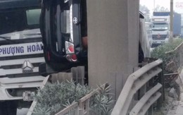 Tai nạn hy hữu: Ô tô bị kẹp dính lên mố cầu sau va chạm ở Hải Dương