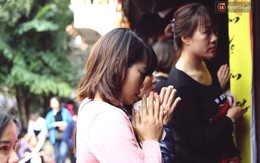 Chùa Phúc Khánh tổ chức lễ cầu an lớn nhất năm, hàng ngàn người dân Hà Nội mang cả đồ ăn đến nhận chỗ từ 11h trưa