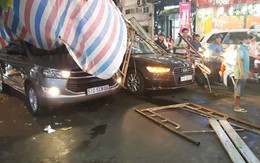 Giàn giáo đổ sập, đè bẹp 2 ô tô, nhiều người thoát chết trong gang tấc