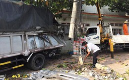 Ôtô đầu kéo container đâm gãy trụ điện rồi tông vào nhà dân
