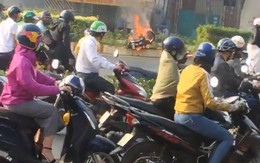 Nam thanh niên thoát khỏi xe máy bốc cháy dữ dội trên đại lộ Phạm Văn Đồng