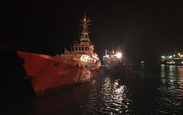 Cứu 8 thuyền viên cùng tàu cá gặp nạn trên biển