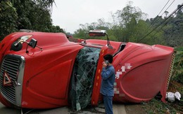 Xe đầu kéo lật ngang đè lên xe máy, thai phụ may mắn thoát chết trong gang tấc